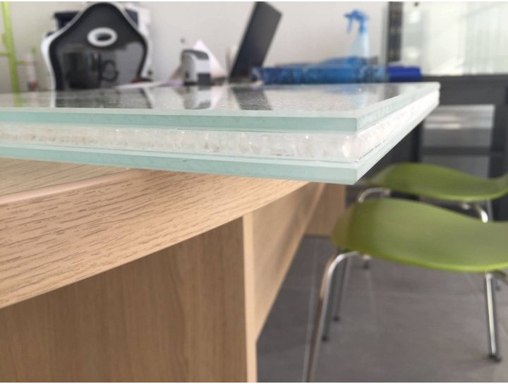 Dalle de plancher et Verre éclaté