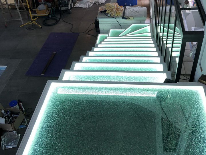 Escalier en verre éclaté avec éclairage led