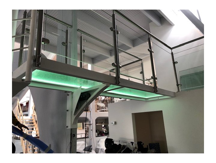 Dalle de plancher avec led et garde corps en verre